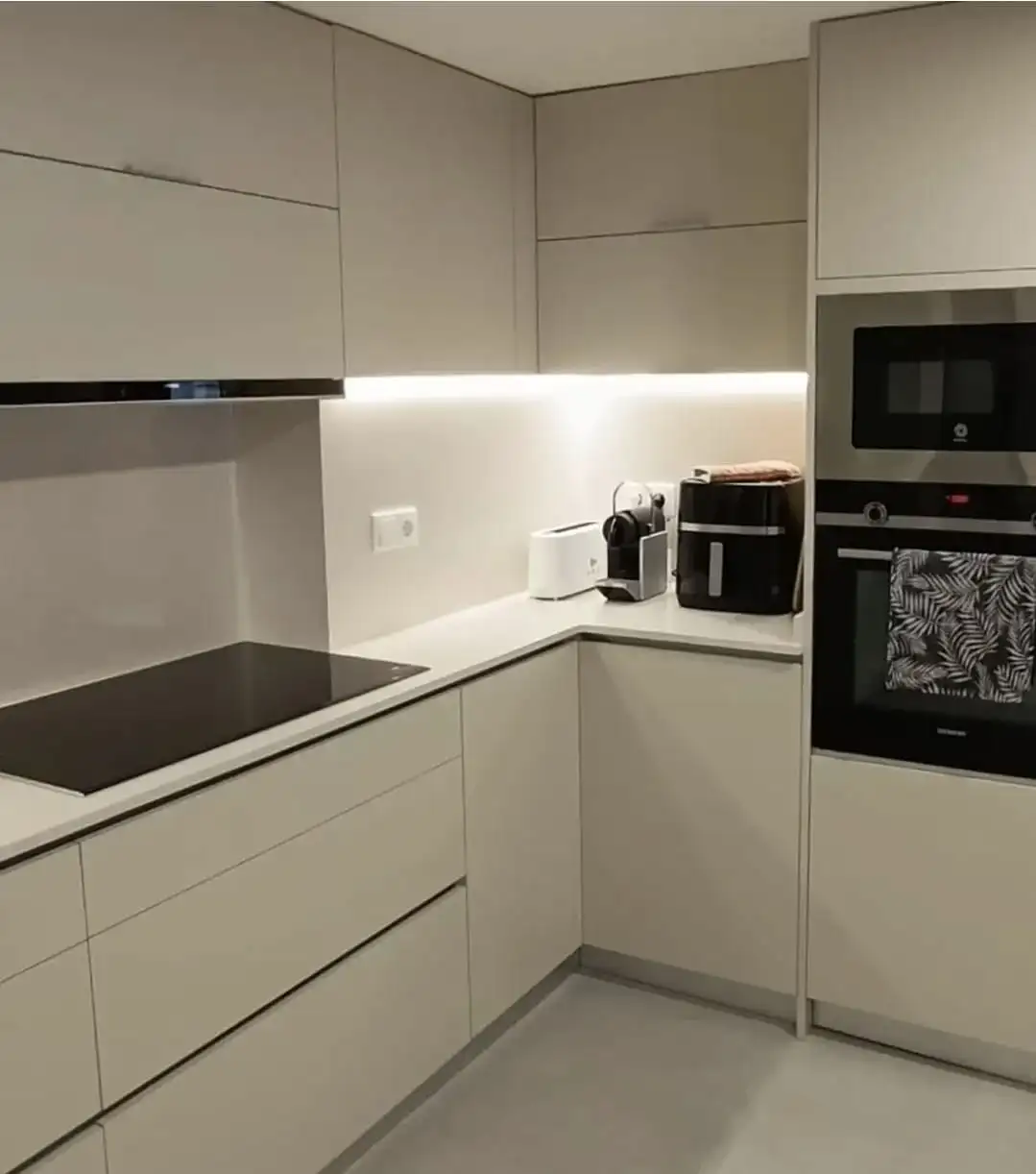 Cuina minimalista en tons beix amb taulell clar