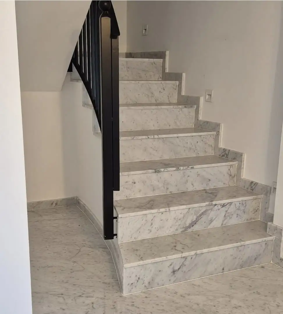 Vestíbul amb escala i paviment de marbre de Carrara
