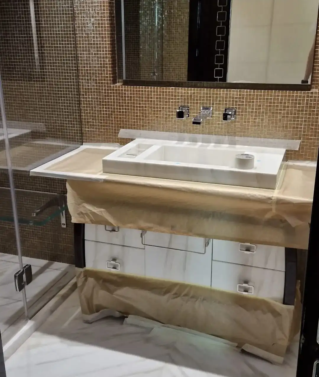 Lavabo monolític de marbre blanc amb pica rectangular tallada