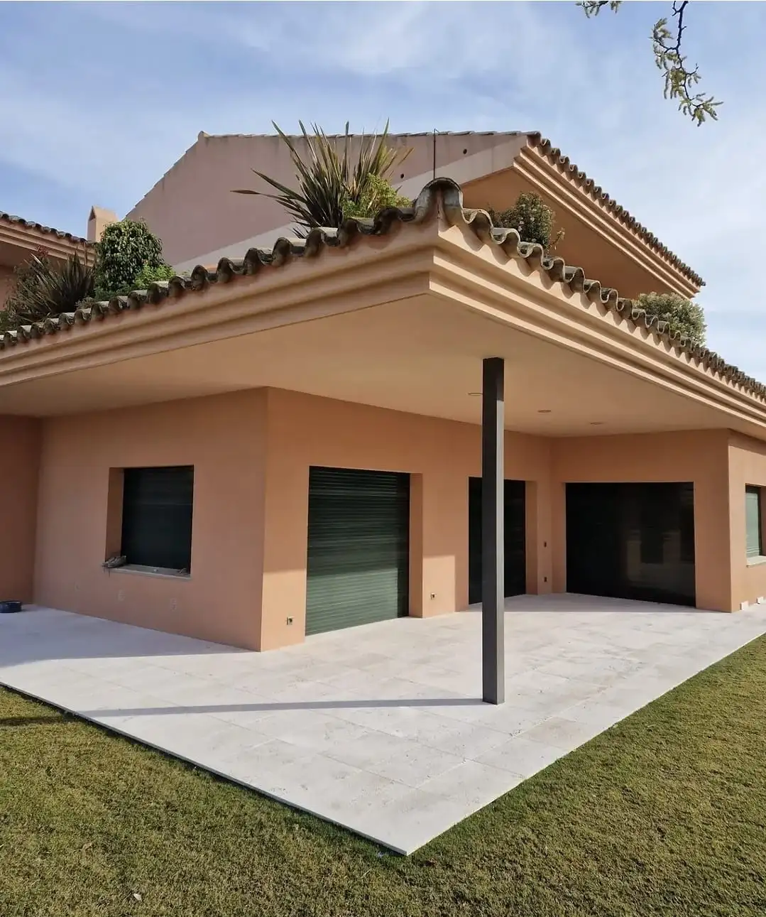 Paviment exterior de travertí al porxo d’una vila